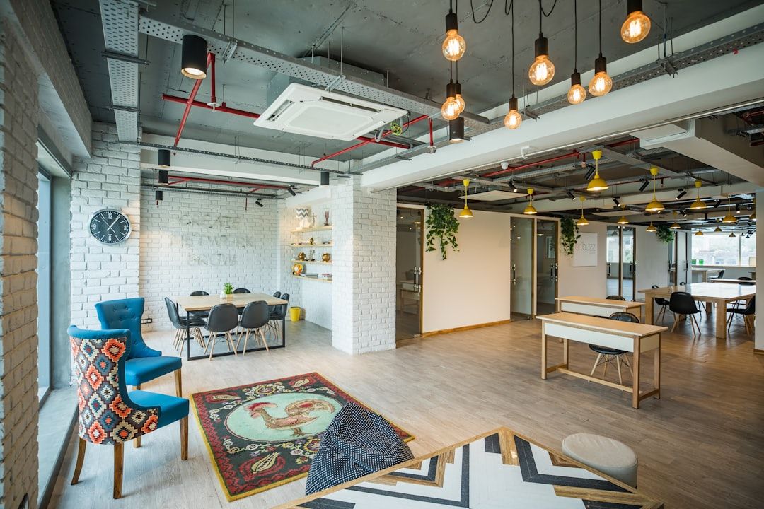Modernt kontorshotell med öppna ytor och industriell design.