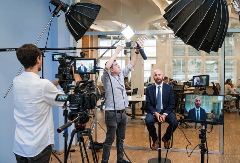 Professionellt produktionsbolag filmar en intervju med avancerad utrustning i Malmö.
